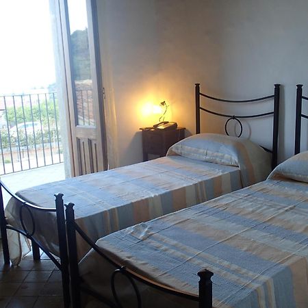 Gasthaus Patitiri Santa Teresa Di Riva Zimmer foto