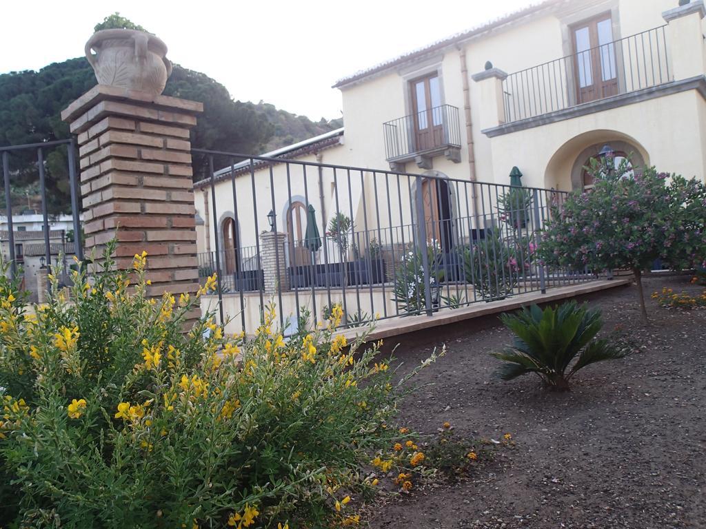Gasthaus Patitiri Santa Teresa Di Riva Exterior foto