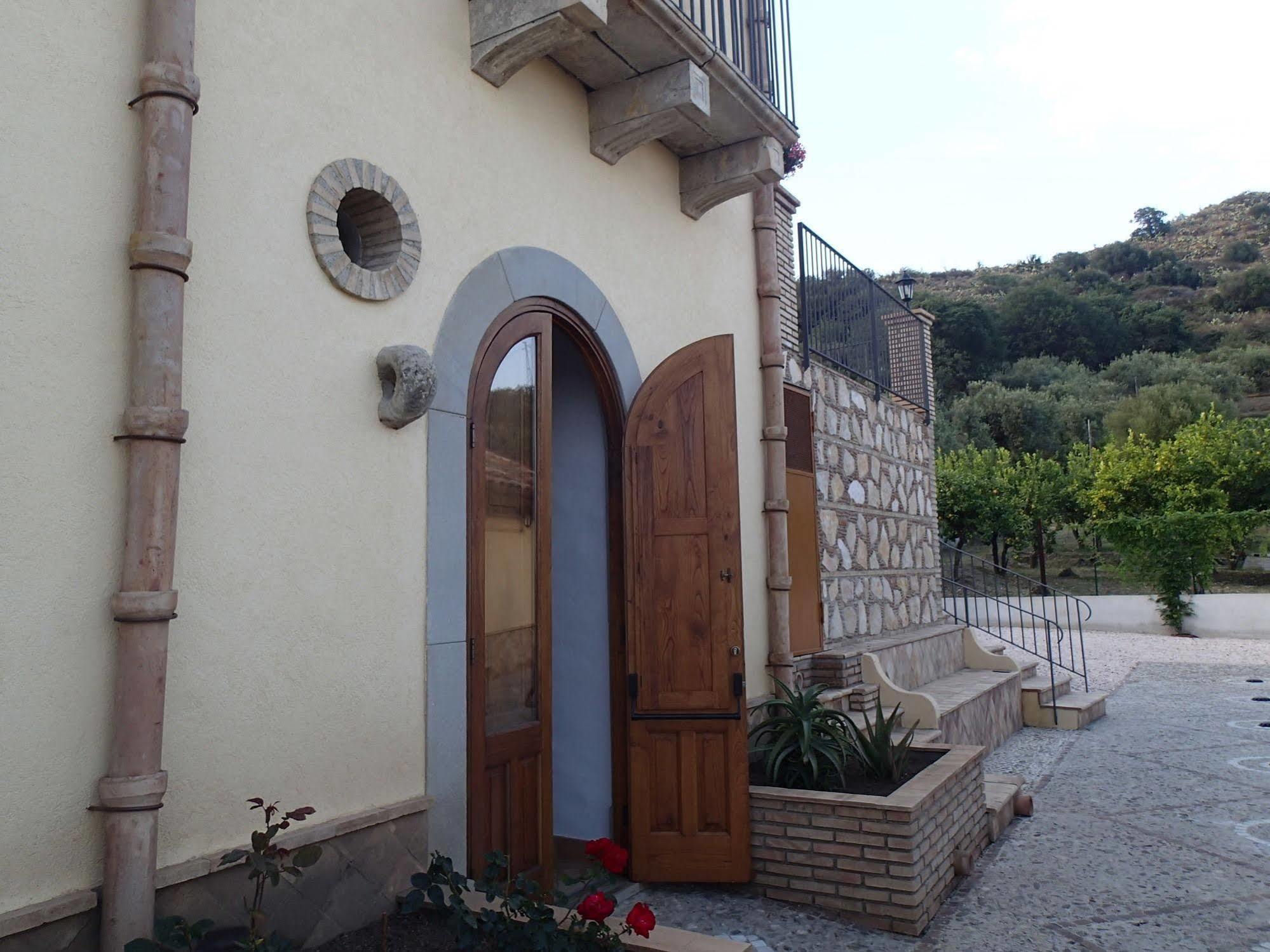 Gasthaus Patitiri Santa Teresa Di Riva Exterior foto