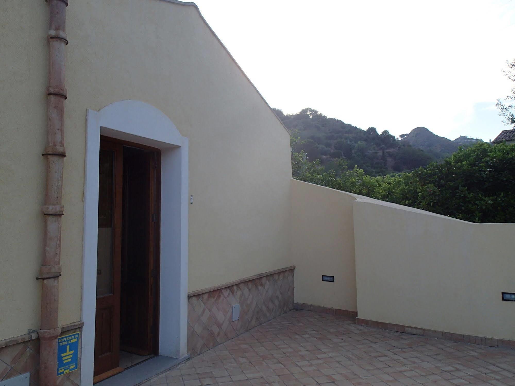 Gasthaus Patitiri Santa Teresa Di Riva Exterior foto
